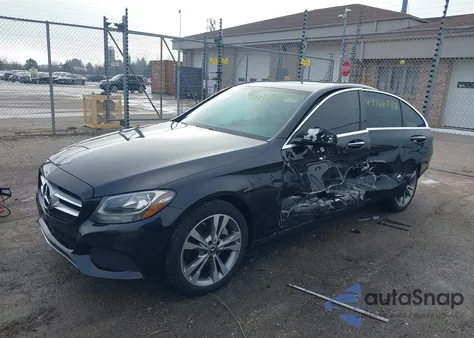 2018 Mercedes-Benz C 300 4Matic z USA, uszkodzony, nr VIN 55SWF4KB7JU265935